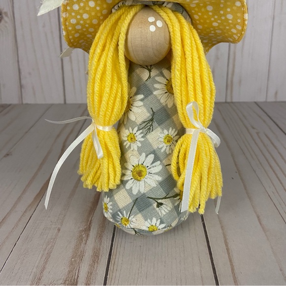🚫SOLD🚫Spring Gnome Girl Yellow Daisy Shelf Sitter Tiered Tray Decor Easter - Picture 5 of 13
